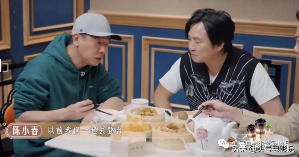 53歲“古惑仔”發福現身，陳小春倒茶叫他大哥，張柏芝第一個男人