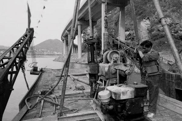 民間故事：建造跨河大橋，鯰魚前來搗亂，老者說：準備200斤泥鰍