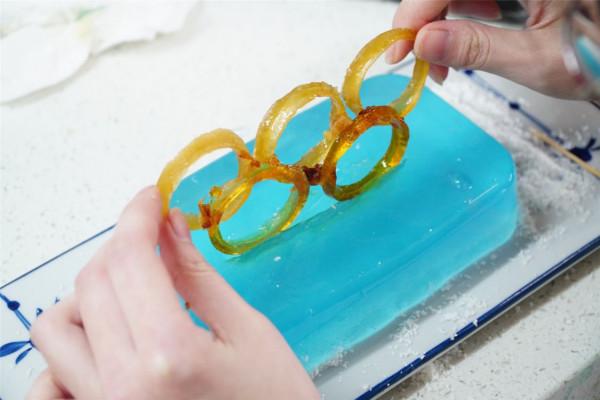 給家人做的&OpenCurlyDoubleQuote;冰雪菜&rdquo;，&OpenCurlyDoubleQuote;五環破冰&rdquo;當成飯後甜點，發朋友圈火了