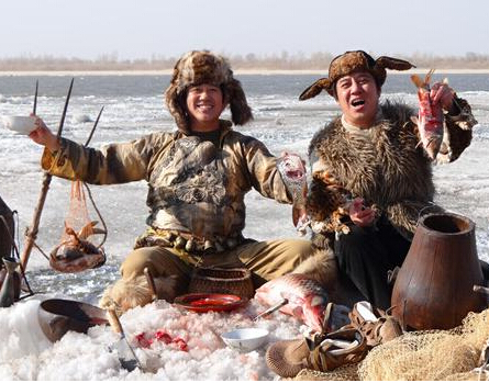 黑龍江邊的赫哲族村落，用魚皮做成保暖的衣服，還有“烏拉”鞋