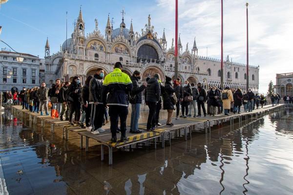 “水城”威尼斯被淹，聖馬可廣場架起棧橋供遊客通行