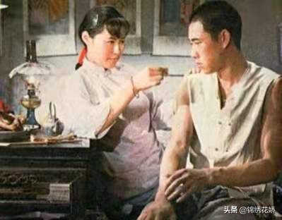 《駱駝祥子》：虎妞難產而死，除了胎兒過大，真正的原因是這三點