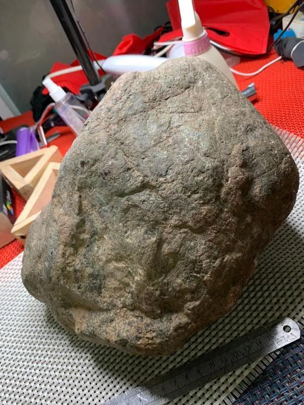 木那冰手鐲料，皮殼老，大面積脫沙，種老水頭足，熒光冰感強烈