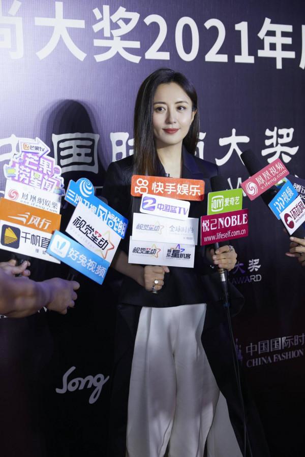 楊童舒乾淨利落打扮驚豔亮相2021年北京時裝週