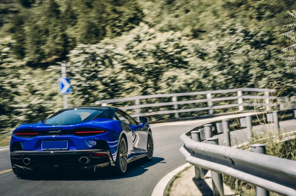 這輛跑車帶給我的全新認知，居然是豪華、舒適和足夠便宜