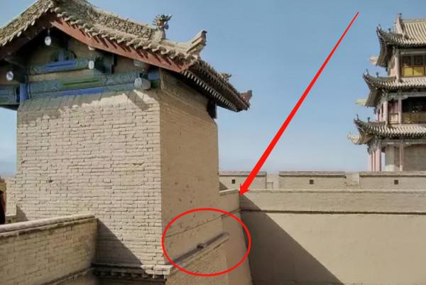 嘉峪關城牆上，放了一塊磚頭，為什麼幾百年來無一人敢動它？