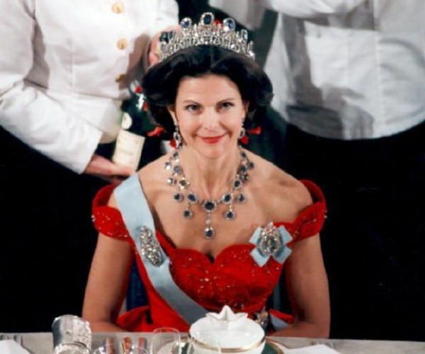 不丹王后迎接78歲瑞典王后,穿桃粉人比花嬌,同框卻顯得小家子氣 不丹王后迎接78歲瑞典王后,穿桃粉人比花嬌,同框卻顯得小家子氣