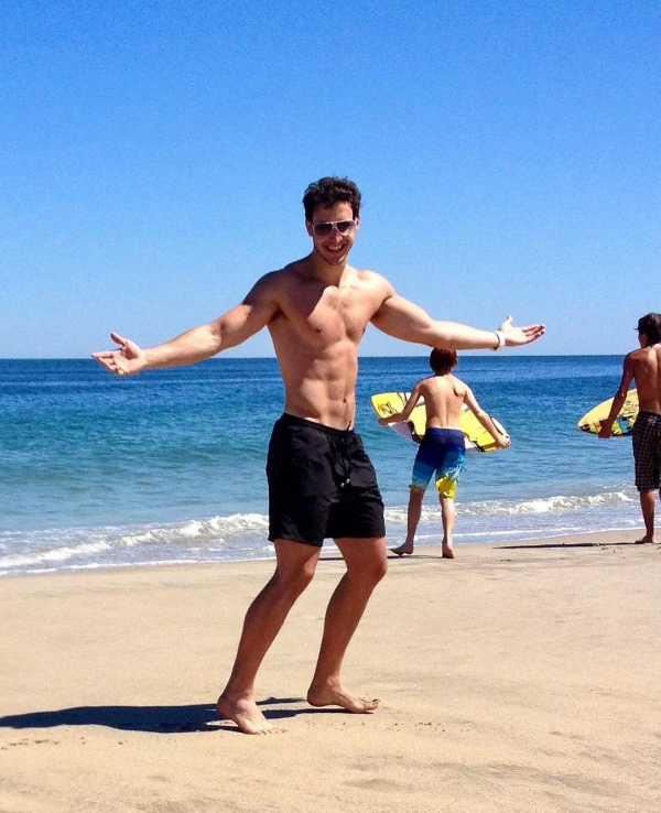 養眼！他是全球最帥男醫生，一頓約會晚餐拍出60萬元