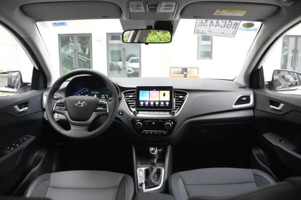 體驗現代悅納頂配車型，油耗4&period;9L，不足10萬還帶感應後備廂