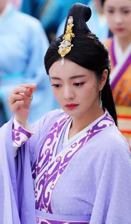 紫衣別瞎穿,這6位的紫衣高貴典雅,冷酷有氣度,個個翩翩佳公子 紫衣別瞎穿,這6位的紫衣高貴典雅,冷酷有氣度,個個翩翩佳公子