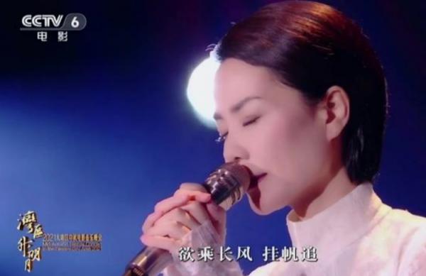 同是明星情侶，王菲謝霆鋒同臺似路人，鹿晗關曉彤卻甜到發齁