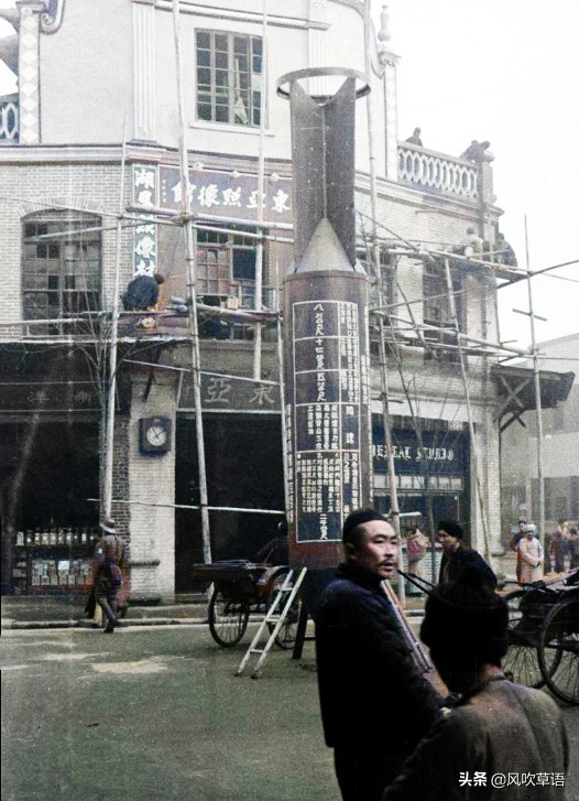 1938年的四川成都，街頭聳立炸彈模型，劉備之墓古意盎然