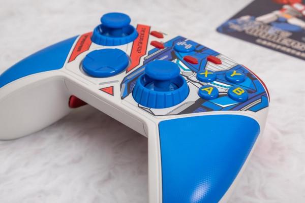 北通推變形金剛遊戲手柄限定版，再現塞伯坦的英雄史詩