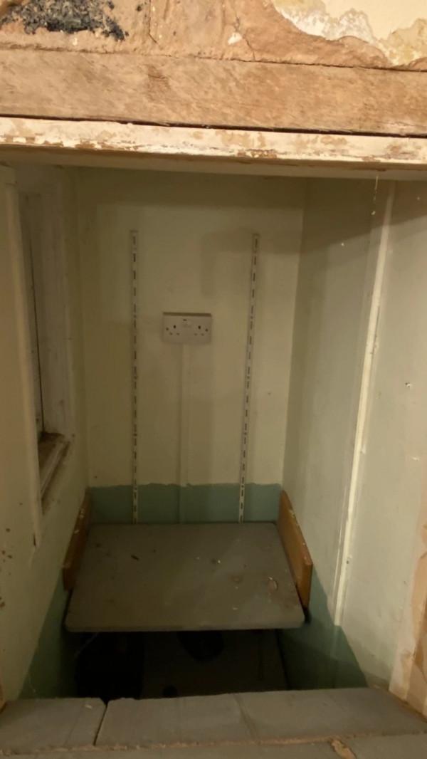 英國夫婦翻新房子，敲開牆面，發現後面還有一個房間