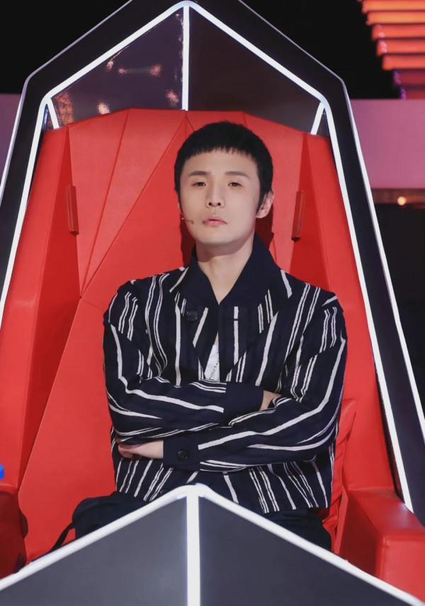 衛視中秋晚會明星造型:張碧晨人魚裙仙氣足,戚薇蓬蓬袖誇張 衛視中秋晚會明星造型:張碧晨人魚裙仙氣足,戚薇蓬蓬袖誇張