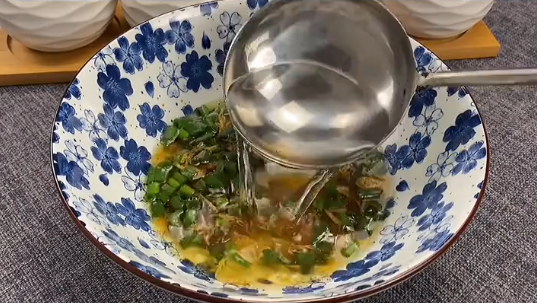 正月初七，吃上一碗家庭版清湯麵，好吃營養又暖胃，一年順順