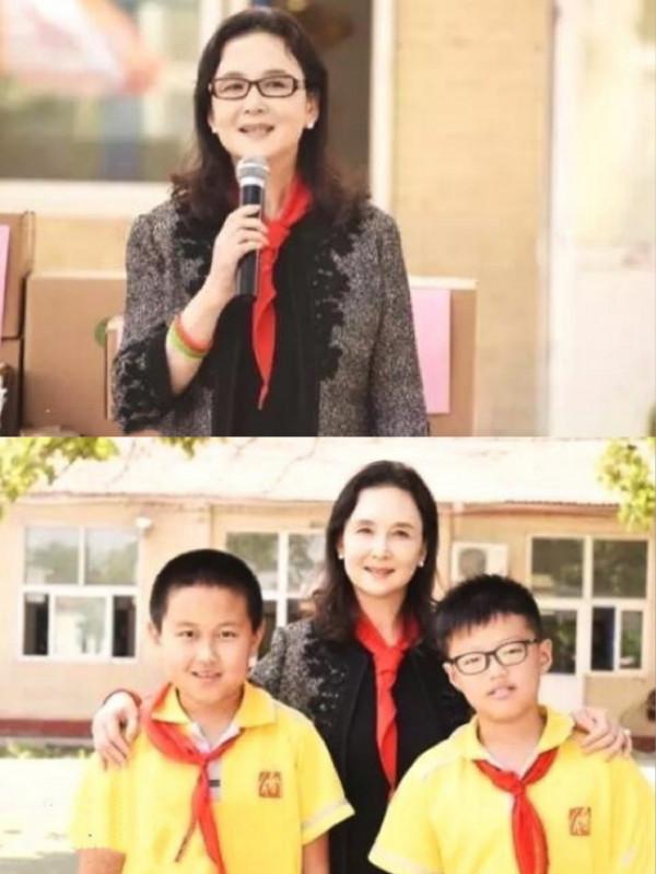 86版“嫦娥”還是那麼美，邱佩寧西裝配長裙高雅貴氣，哪像60多歲