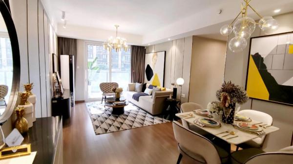 今天帶大家看一個帶有金屬感的房屋，是什麼樣子的