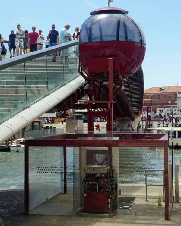 威尼斯著名&OpenCurlyDoubleQuote;玻璃大橋&rdquo;將改建，原因：太滑太危險