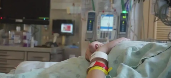 美國女孩臥床昏睡14年，突然呻吟產下一男嬰，男護工涉嫌侵犯被捕