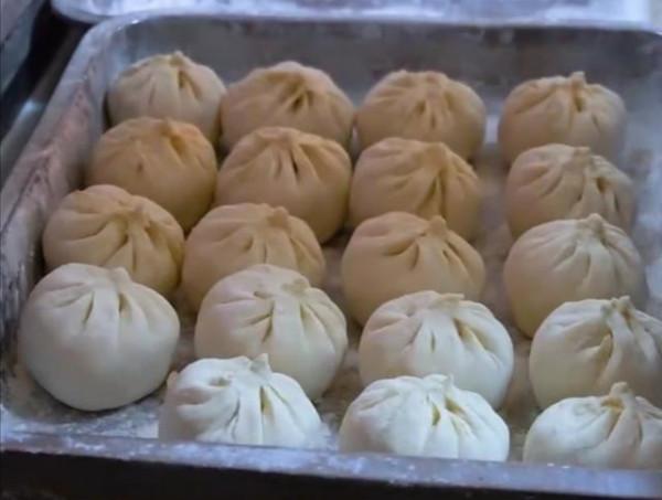 福建10歲兒童做小吃，繼承奶奶老手藝，半分鐘包一個，日賣6000元