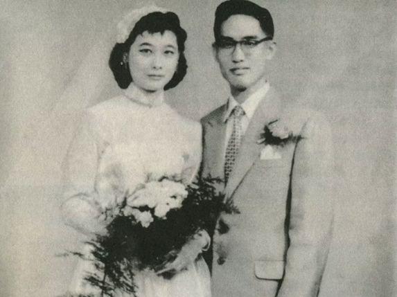 17歲表哥愛上14歲表妹，不顧反對偏要結婚，7年生5子，攜手61年