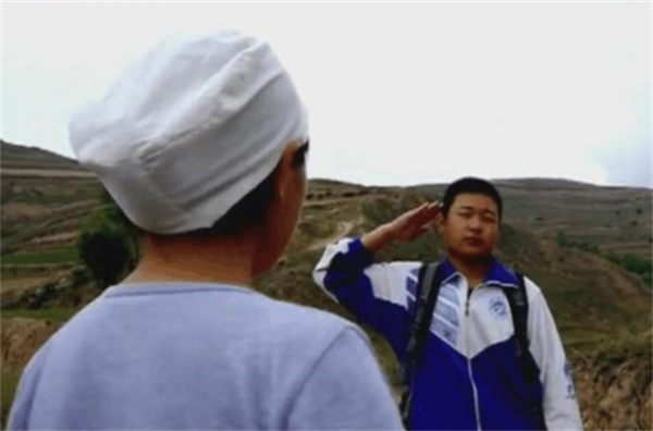 5年過去了,當年在工地上收到大學通知書的搬磚男孩,當上了軍官 5年過去了,當年在工地上收到大學通知書的搬磚男孩,當上了軍官