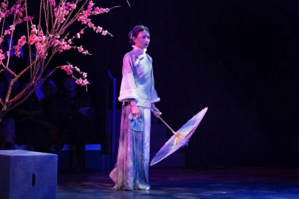 宋祖兒學校期末匯演的現場生圖，即漂亮又會演的妹子 ​​​