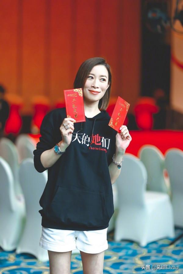 佘詩曼新戲開機學聰明，穿衛衣配短褲秀身材，1米6穿綠色靴更誇張