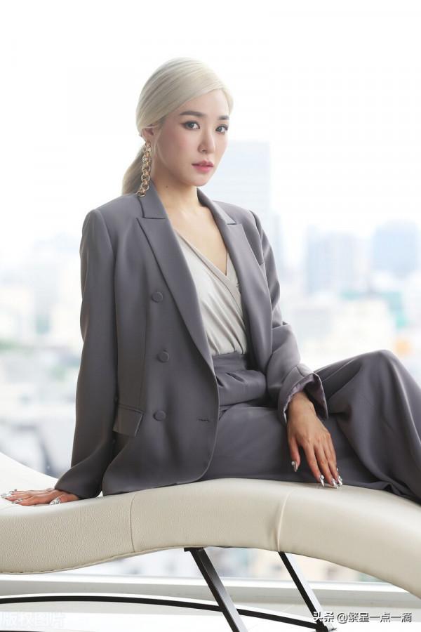 少女時代成員Tiffany黃美英 灰色西裝大女人範兒 少女時代成員Tiffany黃美英 灰色西裝大女人範兒