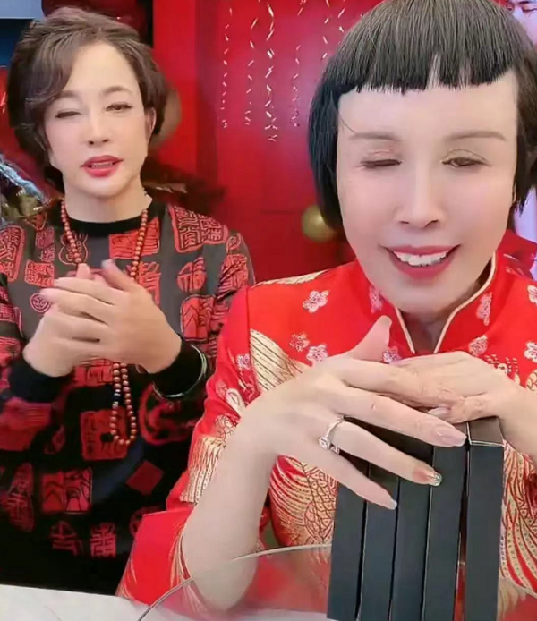 千萬網紅直播母親嫁給小男友,還有黃曉明劉曉慶等大腕線上祝福 千萬網紅直播母親嫁給小男友,還有黃曉明劉曉慶等大腕線上祝福