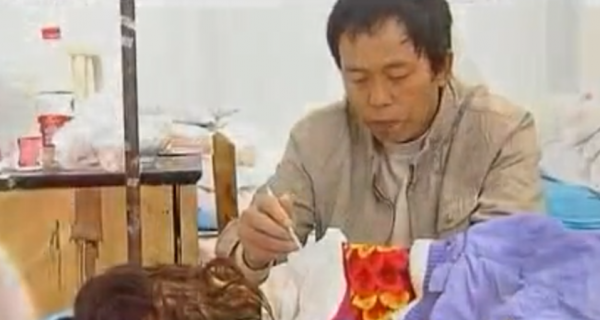 2010年，四川11歲女孩患怪病，全身潰爛癱瘓在床，父親做法惹眾怒