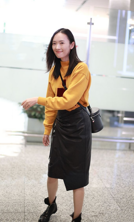 36歲的童瑤瘦過頭！衛衣掖在皮裙裡還有曲線感，頭髮稀疏老態初顯