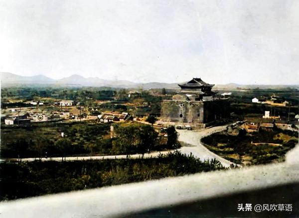 1911年的南京古城，鼓樓前有兵丁把守，江南貢院破爛不堪