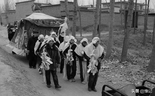 河南豫西的葬禮多講究?誰家辦喪事,像過節一樣熱鬧 河南豫西的葬禮多講究?誰家辦喪事,像過節一樣熱鬧