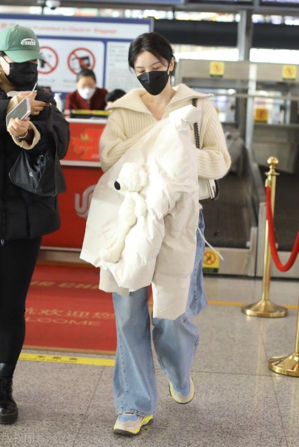 陳小紜穿奶白色拉鍊毛衣搭配牛仔褲，溫溫柔柔純欲氣質