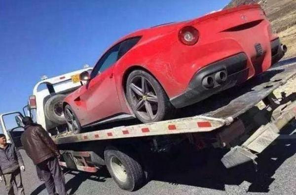 數百輛豪車停在川藏公路上,價值萬元卻無人拖走,當地人:不敢撿 數百輛豪車停在川藏公路上,價值萬元卻無人拖走,當地人:不敢撿