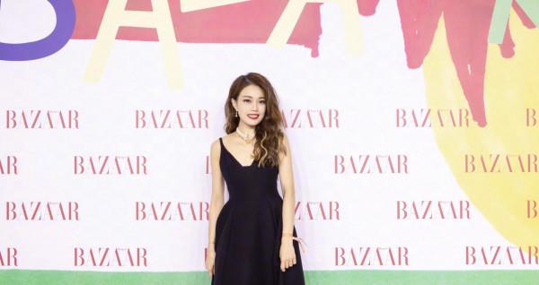 芭莎慈善夜群星紅毯造型惹爭議,楊穎似仙女,楊冪、宋茜略顯成熟 芭莎慈善夜群星紅毯造型惹爭議,楊穎似仙女,楊冪、宋茜略顯成熟