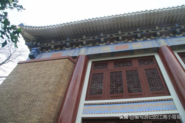 參觀綠樹環繞的中山紀念堂,從西側廣場開始,可以看到迷人的側顏 參觀綠樹環繞的中山紀念堂,從西側廣場開始,可以看到迷人的側顏