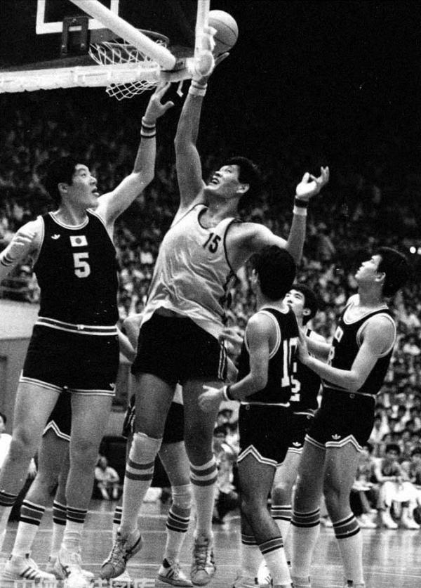 緬懷中國籃球英雄穆鐵柱！曾單場80分並兩勝美國隊，59歲英年早逝