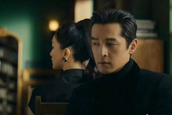 周迅和胡歌拍廣告畫面封神！梳高馬尾穿小黑裙，這樣穿真的太美了