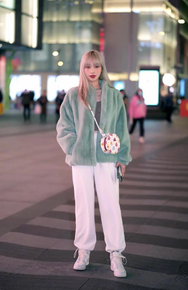 看街拍 學穿搭：9組短款皮草穿搭示範 哪組你最喜歡？