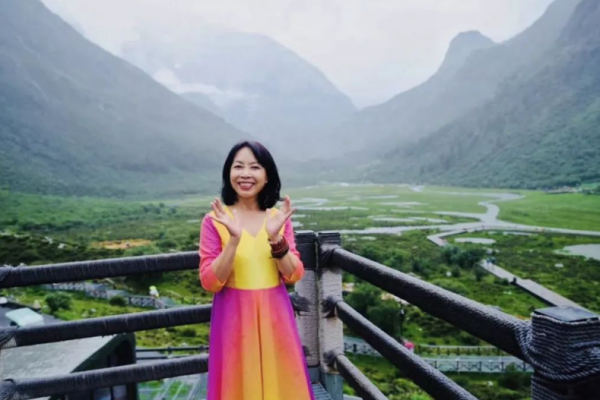 四川首富一年賺52億，妻子用2000萬賺上百億，給女兒開780萬年薪