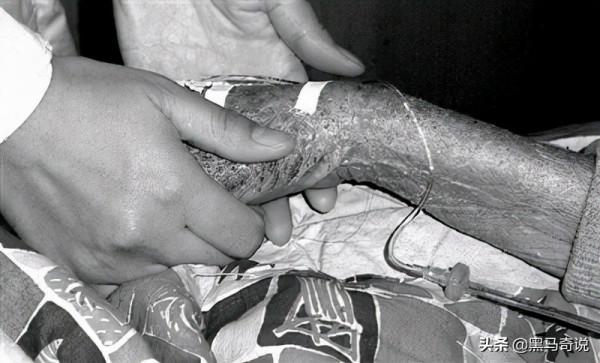 2000年，江西孝子遵遺囑將父做成“木乃伊”，供奉家中無人敢拜訪