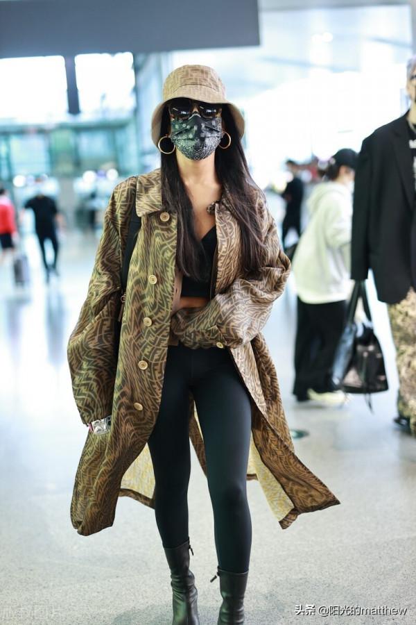 吉克雋逸身穿印花風衣搭緊身褲時尚大氣，獨自走在機場範兒十足