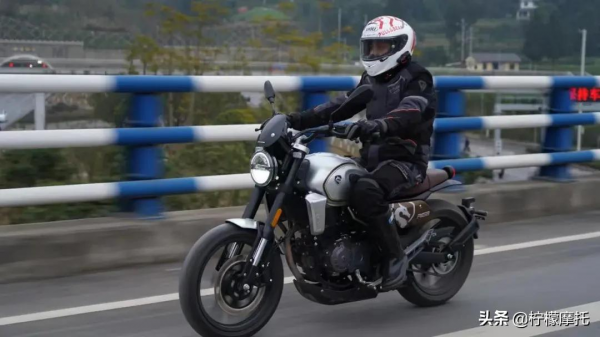 又一臺250水冷復古！賽科龍250復古RE2路試照片曝光