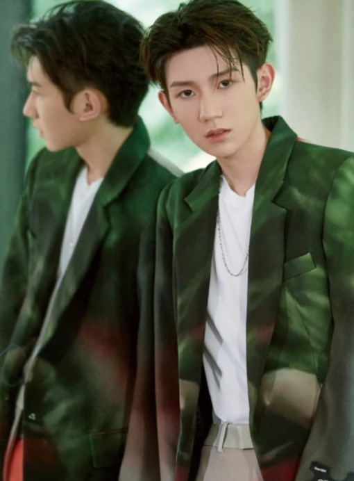 王源穿綠色漂染西裝,給選手打一分,談創作:心境決定看到的風景 王源穿綠色漂染西裝,給選手打一分,談創作:心境決定看到的風景