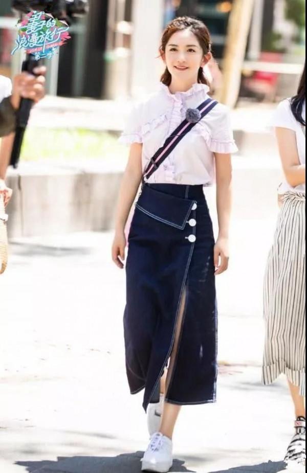 謝娜一身運動裝現身，紮起雙辮子似少女，可惜腿粗影響了整體感覺