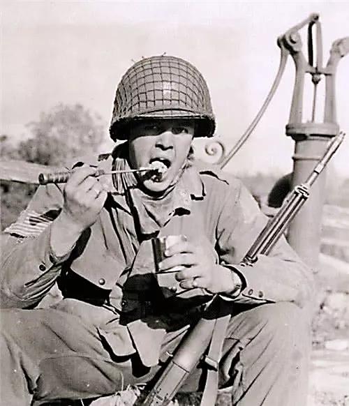 除了武器 最能體現美軍土豪身份的裝備是什麼?手錶、電筒、打火機 除了武器 最能體現美軍土豪身份的裝備是什麼?手錶、電筒、打火機