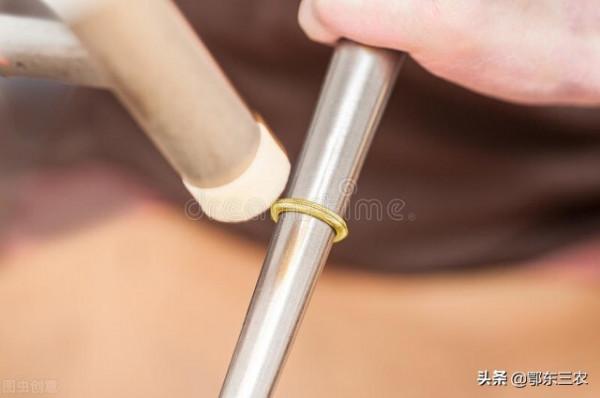 農村來的手藝人，打個戒指10元錢項鍊20元，為什麼加工費這麼少？